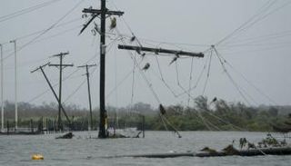 أعمدة الإنارة وشبكة الكهرباء تضررت بشدة جراء إعصار شاهين في إيران