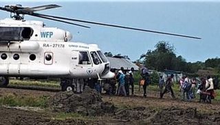 مجموعة من الموظفين يغادرون منطقة البيبور