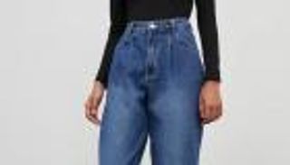 السروال الجينز يتألق بقصة الجزرة.. نجم موضة الخريف والشتاء