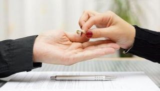 سيدة تعيد دبلتها إلى رجل - تعبيرية