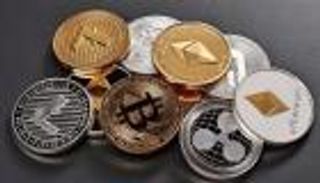 أسعار العملات الرقمية اليوم.. بيتكوين تواصل الزحف نحو القمة