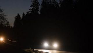 الطقس المصاحب لفصل الخريف يصعب قيادة السيارة 