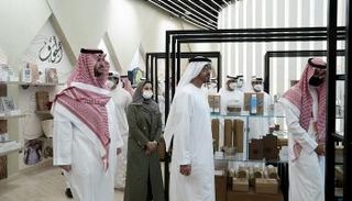 محمد بن زايد يزور جناح السعودية