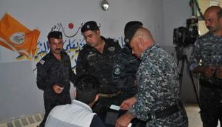 عناصر أجهزة أمنية يدلون بأصواتهم في انتخابات سابقة