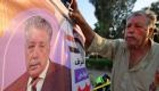 صور.. "مرشح الغلابة" في العراق بـ"جلابية" و"مسمار"