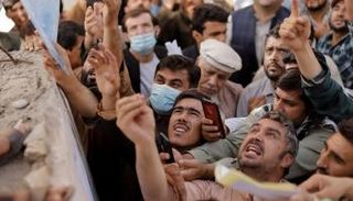 أفغان يتجمعون خارج مكتب الجوازات لإصدار جواز سفر- رويترز