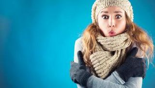 النساء يشعرن بالبرد أكثر من الرجال (صورة تعبيرية)