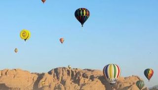 المناطيد الملونة تزين سماء الأردن