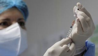 السلطات الروسية تحث المواطنين على تلقي تطعيم كورونا