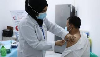 ليبي يتلقى جرعة لقاح كورونا بأحد المراكز الصحية (أرشيفية)