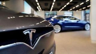 سيارة تحمل شعار شركة تسلا 