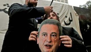  صورة رياض سلامة في إحدى التظاهرات الرافضة له