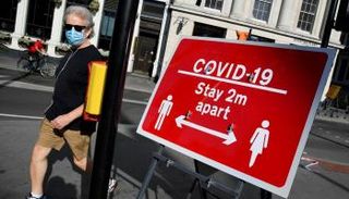 لافتة تحث على التباعد الاجتماعي بين الأشخاص