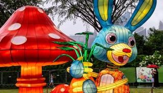 زوار منتزه في سنغافورة يرتدون الكمامة للوقاية من كورونا