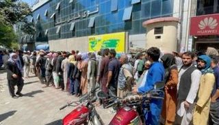 أفغان أمام البنوك في انتظار الحصول على الرواتب- أرشيفية