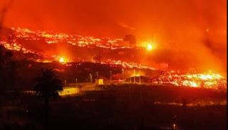 الحمم البركانية تجرف المنازل في "لا بالما" الإسبانية