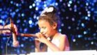 طفلة مصرية ترى الدنيا بـ"الموسيقى".. عمرو دياب غيّر مستقبلها