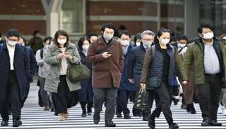 أشخاص يرتدون كمامات للوقاية من كورونا باليابان