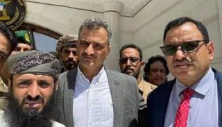 محافظ عدن ووزير الزراعة في الحكومة اليمنية بعد نجاتها من الاغتيال