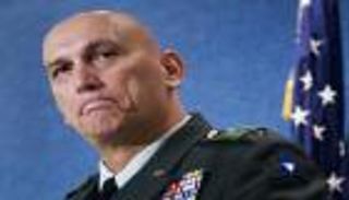 وفاة جنرال أمريكي وضع جنوده الأصفاد بيد صدام حسين