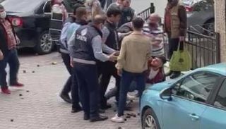 الشرطي وهو يعتدي على البائع المتجول