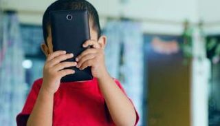 للتحديق في شاشات الهواتف الذكية أضرار عديدة