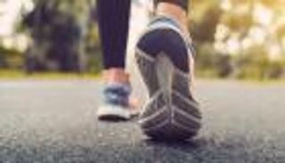 المشي يومياً دون إفطار.. فوائد عدة وأضرار محتملة