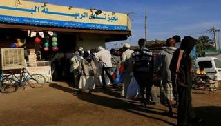 أزمة الدقيق تعيد طوابير الخبز للسودان