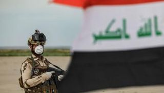 أحد رجال الجيش العراقي يؤمن الانتخابات
