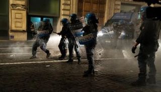 جانب من أعمال الشغب في إيطاليا