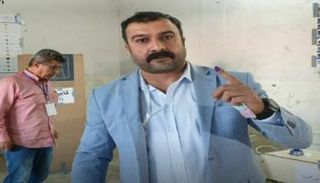 عراقي يدلي بصوته في الانتخابات التشريعية