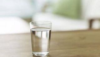 تناول كوب ماء صباحا له أصول ومحاذير
