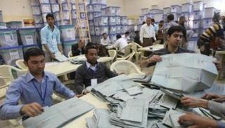 مركز لفرز الأصوات في انتخابات عراقية - أرشيفية