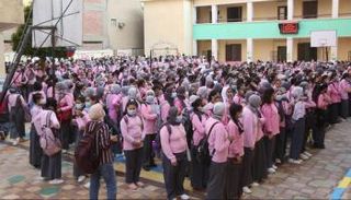 طالبات بإحدى مدارس القاهرة صباح أول أيام العام الدراسي