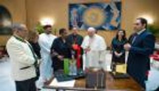 شيخ الأزهر والبابا فرنسيس يتسلمان درعي جائزة زايد للأخوة الإنسانية