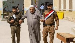 مواطن عراقي خلال الإدلاء بصوته في الانتخابات