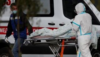 نقل مريض بفيروس كورونا في روسيا (أرشيفية)