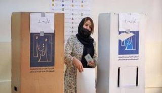 ناخبة عراقية تدلي بصوتها