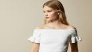 التوب التريكو يتألق بقصة "البوستيه" في الخريف.. إطلالة مريحة