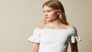  يمكن الحصول على إطلالة أنيقة من خلال تنسيق التوب بقصة البوستيه مع سروال قماشي