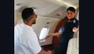 محمد رمضان يرقص مع مضيفتين على طائرة: "المضيفة الفرفوشة رزق"