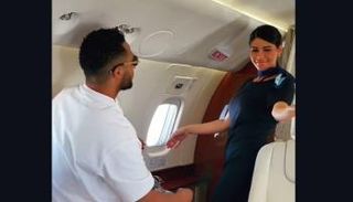 محمد رمضان خلال الرقص مع المضيفة