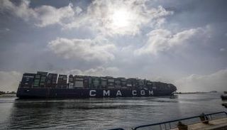 سفينة تعبر قناة السويس