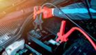 طريقة تشغيل السيارة  عن طريق "القفزة الكهربائية"