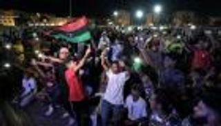 شاشات عملاقة وآلاف المشجعين.. كيف تابع جمهور ليبيا مباراة مصر؟ (صور)