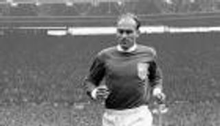 رحالة الساحرة المستديرة.. نجوم كسروا قاعدة المنتخب الواحد