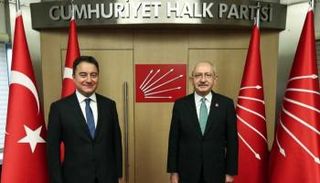 كمال قليتشدار أوغلو وعلي باباجان خلال لقاء سابق