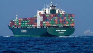  سفينة الحاويات البنمية العملاقة "إيفر جيفن"  تعبر قناة السويس