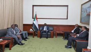 وفد ولاة السودان خلال تسليم المبادرة