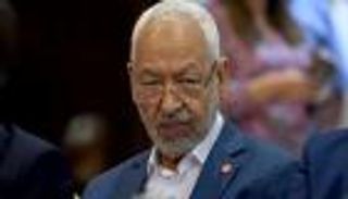 الرئيس التونسي يقيل رئيس البرلمان "المجمد" راشد الغنوشي